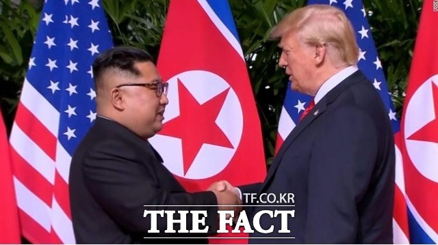 도널드 트럼프 미국 대통령과 김정은 북한 국무위원장이 2월 말쯤 2차 북미 정상회담을 개최할 것이라고 백악관이 18일(현지시간) 밝혔다. 사진은 지난해 6월12일 상가포르에서 열린 1차 북미회담에서 김정은(왼쪽) 북한 국무위원장과 도널드 트럼프 미국 대통령. /싱가포르 통신정보부
