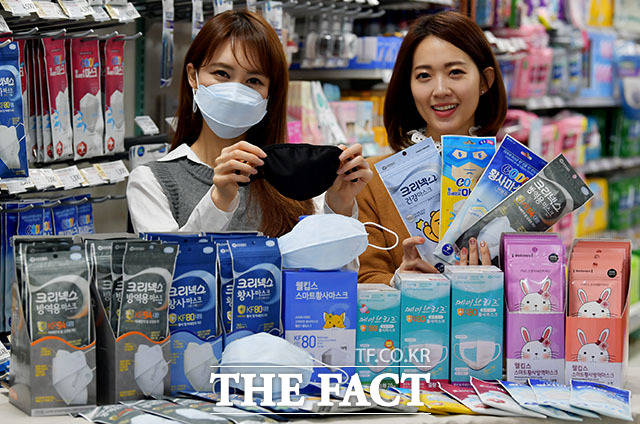 이마트가 20일 오전 서울 성동구 성수본점에서 미세먼지 피해를 최소화한 마스크 전 품목을 선보이고 있다. /이덕인 기자