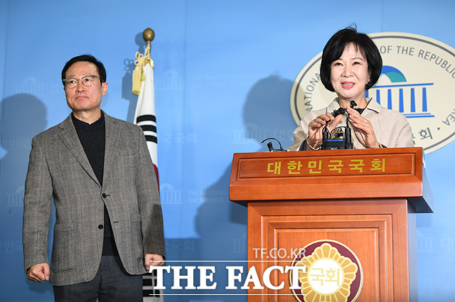 입장 밝히는 손혜원 의원(오른쪽)