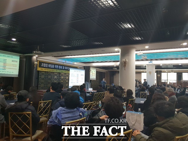 반포1단지 3주구 재건축 조합은 20일 오후 서울 서초구 반포동에 위치한 엘루체컨벤션 5층에서 최흥기 조합장 해임 및 직무정지 총회를 열고 조합장 해임을 위한 임시 총회를 열었다. 하지만 성원 미달로 임시 총회는 개회되지 못했다. /반포=이한림 기자