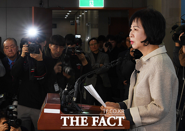 목포 부동산 투기 의혹을 받고 있는 손혜원 민주당 의원이 20일 국회 정론관에서 홍영표 원내대표와 공동기자회견을 갖고 의혹에 대한 해명과 함께 탈당을 선언했다./배정한 기자