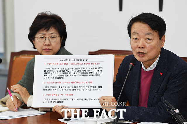 손혜원 더불어민주당 의원의 의혹에 대해 설명하는 한선교 의원(오른쪽)