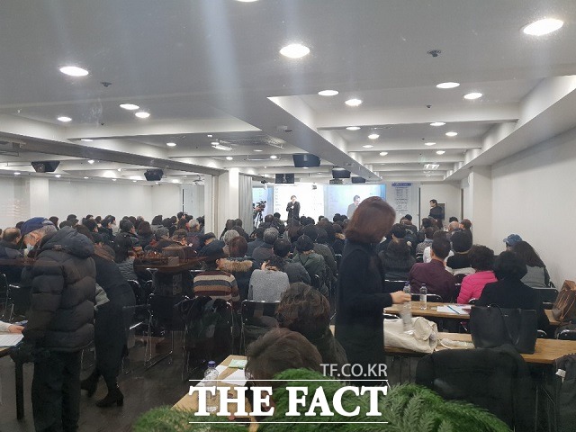 조합장 측이 마련한 시공사 합동홍보설명회에서 외부 강사가 강연하고 있다.