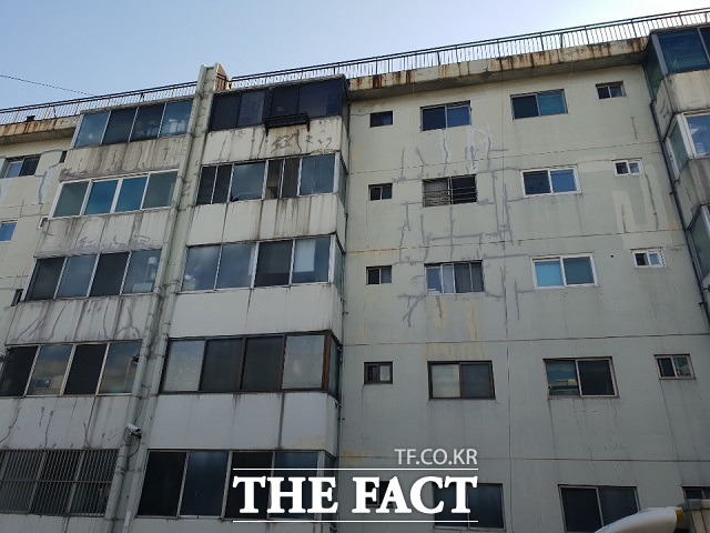 원 시공사였던 현대산업개발의 시공사 자격이 박탈되며 새 국면에 접어든 반포3주구 재건축이 조합장 해임 등을 두고 조합원 사이에 신경전을 벌이고 있다. 서울 서초구 반포동에 위치한 반포주공1단지 반포3주구 아파트의 모습. /반포=이한림 기자