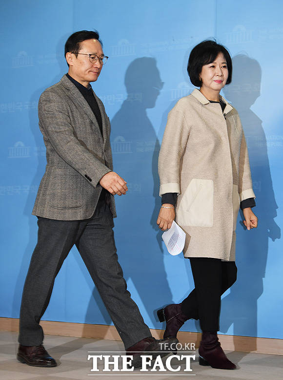 홍영표 더불어민주당 원내대표(왼쪽)와 함께 정론관 들어서는 손혜원 의원