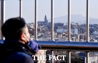 [TF포토] '맑아지는 도심의 하늘'…미세먼지 밀어내는 '대한 추위'