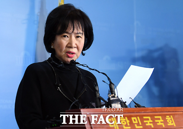 손혜원 의원이 21일 국회에서 추가적인 성폭력 피해 사례를 공개하고 있다. /이새롬 기자