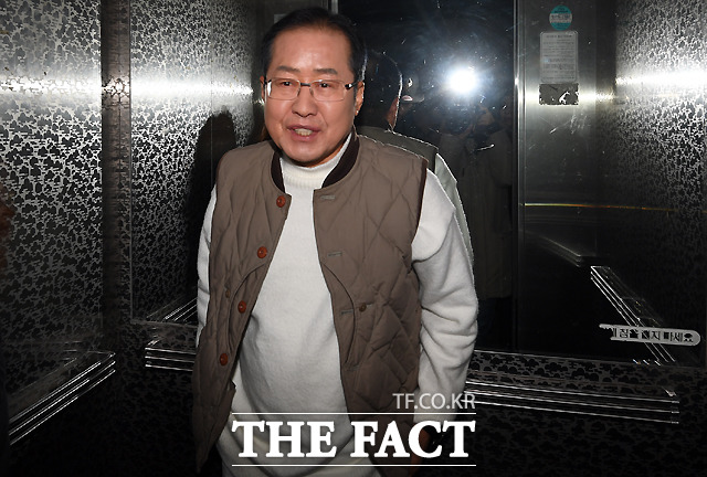 홍준표 자유한국당 전 대표가 탈당을 선언한 손혜원 더불어민주당 의원에게 최순실보다 징역 더 살아야겠다고 말했다. 사진은 홍카콜라 오프라인 행사에 참석한 홍 전 대표의 모습. /이새롬 기자