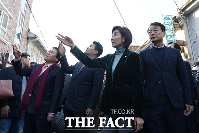 거리를 둘러보는 한국당 의원들. /남용희 기자