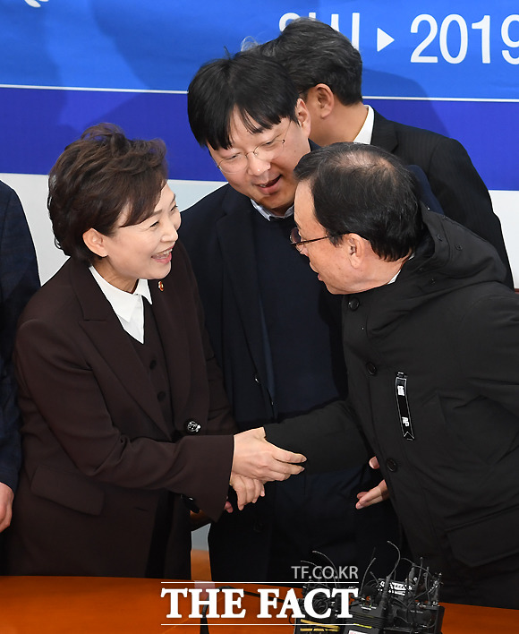 박권수 전국개인택시운송사업조합연합회장(오른쪽)에게 정 대표와 나란히 설 것을 권하는 김현미 장관