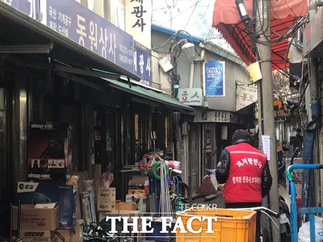 세운재정비촉진지구 재개발 사업이 한창인 을지로 공구거리에 영세 상인들이 재개발을 반대하는 빨간 조끼를 입고 일하고 있다. /을지로=김서원 인턴기자