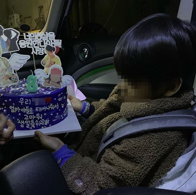 박환희의 아들이 박환희가 선물한 생일 케이크를 들고 있다. /박환희 인스타그램