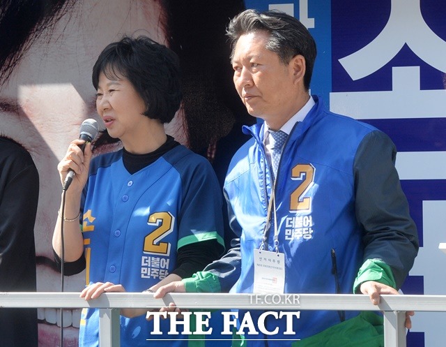 마포을 지역구 활동에 대해서는 손혜원 의원보다 정청래 전 의원 이름이 더 자주 나왔다. 특히 일부 지역민들 사이에선 정 전 의원이 사실상 지역을 관리하고 있다고 했다. 손 의원과 정 전 의원의 지난 2016년 4월 20대 국회의원 총선 유세 당시. /더팩트DB