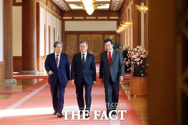 노영민 대통령비서실장이 앞으로 청와대의 대통령 대면보고와 대통령에게 올라가는 보고서 양을 줄이자는 업무지시를 했다고 청와대가 23일 밝혔다. 사진은 왼쪽부터 노 비서실장, 문재인 대통령, 이낙연 국무총리. /청와대 제공