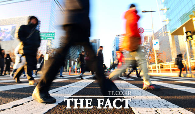 시중은행들은 비대면화로 연금 상품에 대한 고객 접근성을 키우는 한편 수수료를 인하하면서 시장 확대에 열을 올리고 있다. /더팩트DB