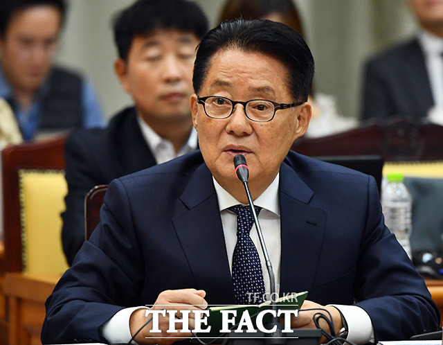 박지원 민주평화당 의원이 손혜원 의원의 목포 부동산 투기 의혹 여파에 휘말렸다. 서산온금지구 고층 아파트 건설을 추진했다는 의혹이 제기됐고, 지역 정치인 간 공방까지 벌어지고 있다. /더팩트DB