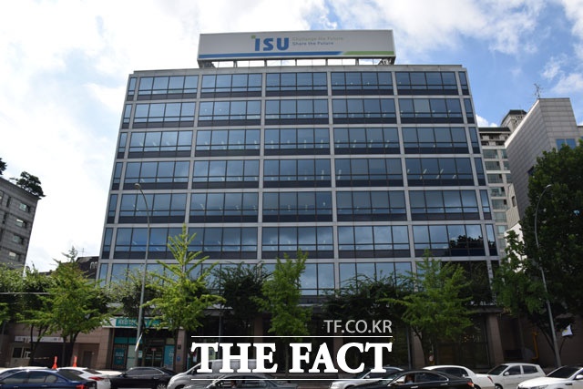 서울 서초구 반포동에 위치한 이수그룹 서울 사옥의 모습. 이 건물은 지난해 12월 이지스자산운용에 매각됐다. /더팩트DB