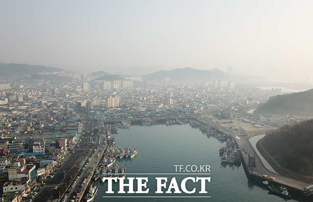 수도권을 비롯해 광주·전남의 미세먼지가 나쁨 수준인 23일 오전 전남 목포시 목포항 일대가 미세먼지와 안개로 인해 뿌옇게 보이고 있다. /목포=남용희 기자
