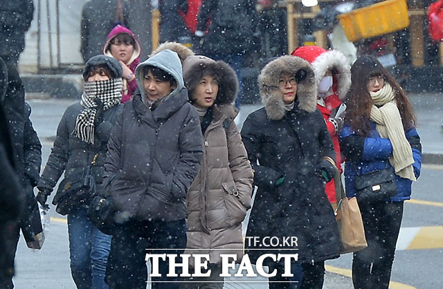 24일 목요일은 북서쪽에서 찬 공기가 유입돼 출근길 매서운 한파가 몰아칠 전망이다. 서울 아침 기온은 영하 6도로 예상된다.