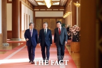  노영민 '대통령 대면보고 줄이고, 내각 보고 확대' 업무지시