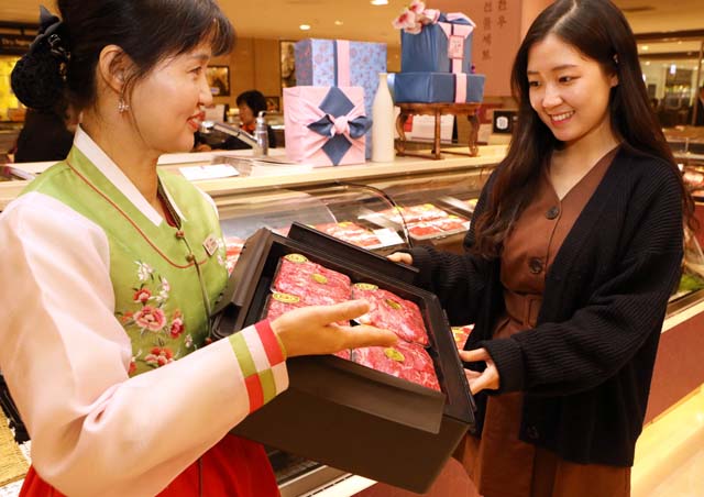 롯데백화점은 지난 23일 재활용 가능한 정육세트용 보냉 가방을 선보였다. 보냉 가방은 장바구니나 쿨링백으로 재사용 할 수 있다. /롯데백화점 제공