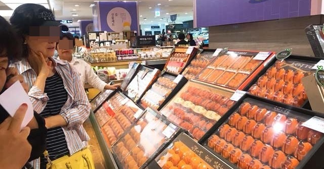 유통업계가 설 선물세트 과대포장을 근절하고 포장 쓰레기 줄이기에 동참하고 있다. 사진은 소비자들이 지난해 추석 서울 중구 롯데백화점 본점에서 명절 선물세트를 고르고 있는 모습. /더팩트 DB