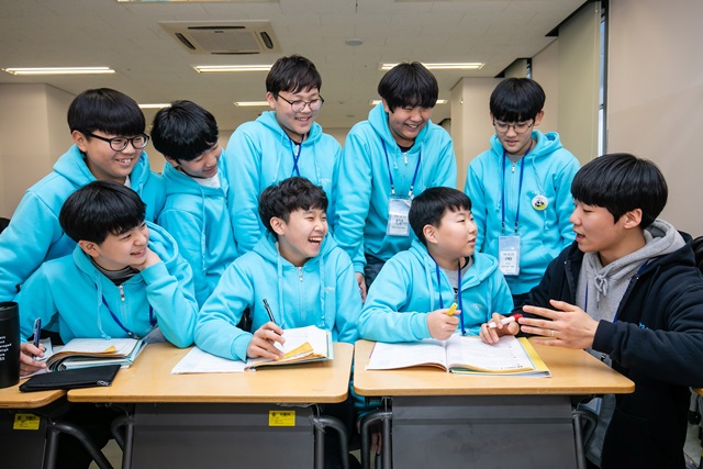 삼성전자는 24일 2019 삼성드림클래스 겨울캠프 수료식을 개최했다. 지난 17일 인천 송도에 위치한 연세대학교 국제캠퍼스에서 캠프에 참가한 중학생들이 대학생 멘토와 대화를 나누고 있다. /삼성전자 제공
