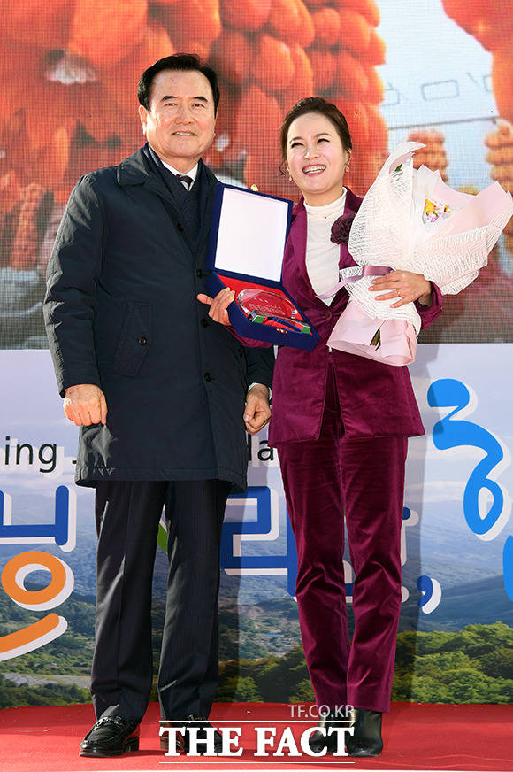 함양군 홍보대사에 임명된 가수 김정연(오른쪽)이 서춘수 함양군수와 기념 사진을 찍고 있다.