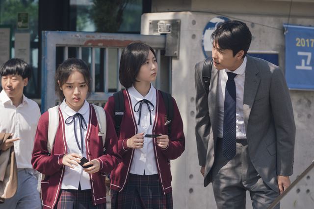 배우 김향기(왼쪽에서 두 번째)와 정우성(맨 오른쪽)의 호흡으로 기대를 모으는 영화 증인은 오는 2월 13일 개봉한다. /증인 스틸