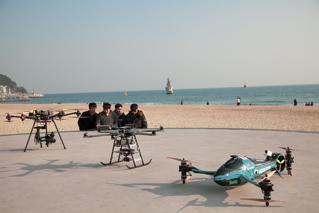 SK텔레콤은 24일 부산 벡스코에서 개막하는 2019 드론쇼 코리아에서 드론 관제기술 및 실시간 영상 모니터링 기술을 시연한다. 사진은 SK텔레콤이 해운대 해수욕장에서 드론으로 조난자 위치 수색 시연을 하고 있는 모습 /SK텔레콤 제공