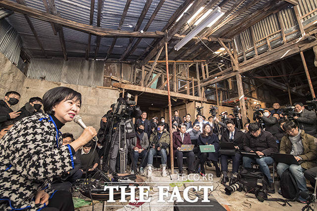 지난 23일 취재진 질문에 답하고 있는 손혜원 의원. /남용희 기자