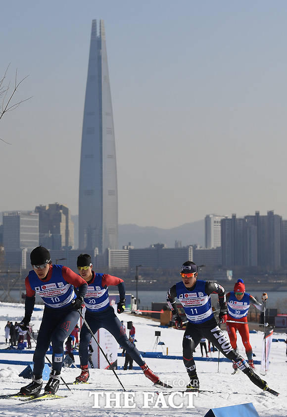 2019 서울 국제 크로스컨트리 스키대회가 24일 서울 한강 뚝섬 유원지에서 열린 가운데, 참가 선수들이 도심 속 눈밭을 힘차게 달리고 있다. /이새롬 기자