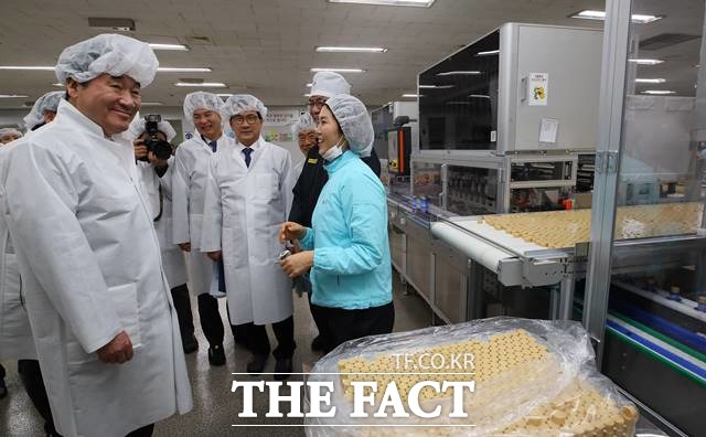이낙연 국무총리가 25일 오후 충북 청주시 LG생활건강을 방문, 뷰티산업현장 간담회를 마친 뒤 생산라인을 살펴보고 있다. /뉴시스