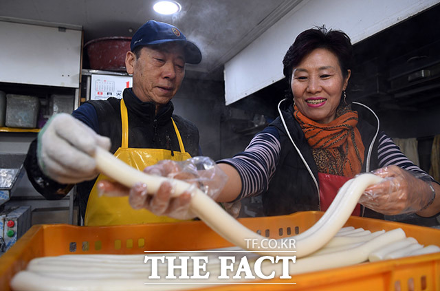설을 앞둔 25일 오후 경기도 용인시 처인구 중앙시장의 한 떡집 상인이 김이 모락모락 나는 가래떡을 정리하고 있다./용인=임영무 기자
