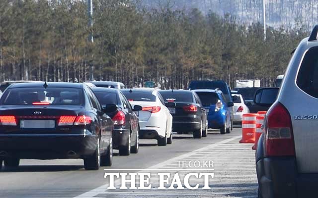 올해 초 주요 보험사들의 자동차보험료가 인상됐음에도 손해보험 관련주들이 기대와는 달리 주춤하고 있다. /더팩트 DB