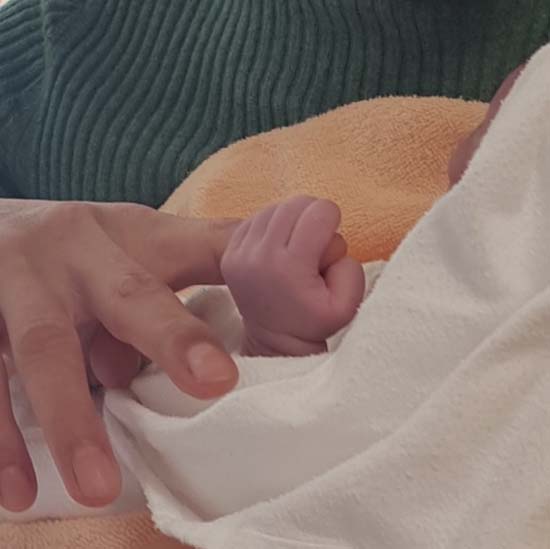 박진영이 25일 인스타그램에 올린 사진. 딸 아이가 박진영의 손을 잡고 있는 것으로 보인다. /박진영 인스타그램