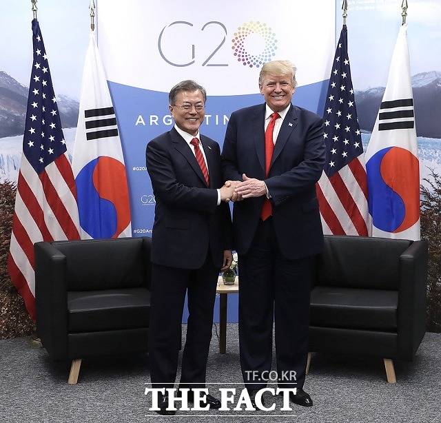 문재인 대통령(왼쪽)은 25일 도널드 트럼프 미국 대통령이 직접 문 대통령에게 주한미군 방위비 분담금으로 12억 달러를 요구했다는 보도에 대해 트럼프 대통령이 조건이나 금액 등 구체적인 말을 한 적은 한번도 없다고 말했다. /청와대 제공