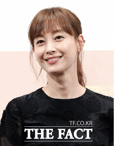 배우 이나영이 아름다운 웃음으로 시선을 집중시키고 있다. /이선화 기자