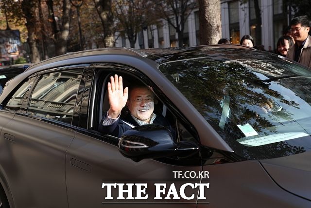 지난해 유럽 5개국 순방을 위해 프랑스를 방문한 문재인 대통령이 현대자동차의 수소전기차 넥쏘를 시승하고 있다. /청와대 제공