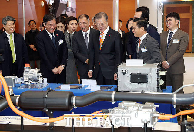 문재인 대통령과 정의선 현대자동차그룹 수석부회장이 지난 17일 울산시청에서 수소경제 전략보고회에 앞서 전시물을 관람하고 있다. /청와대 제공