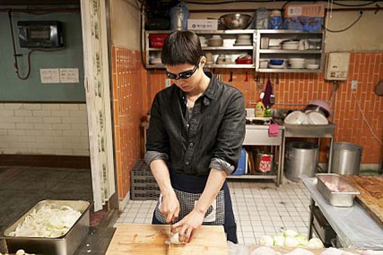 공명은 첫 상업영화 데뷔작인만큼 이병헌 감독과 선배 배우들에게 많이 묻고 배웠다. /극한직업 스틸