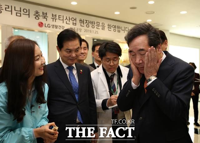 이낙연 국무총리가 25일 충북 청주산업단지 내 LG생활건강 청주공장에서 열린 뷰티산업 현황방문에서 화장품을 얼굴에 바르고 있다. /뉴시스