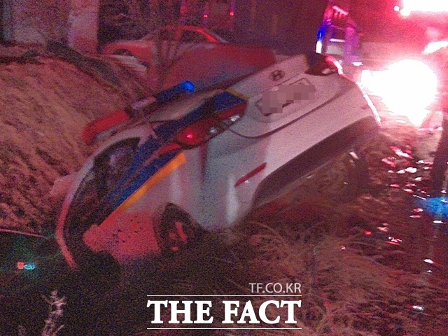 25일 오후 11시 45분께 전북 익산시 여산면 한 편도 1차로 도로에서 사고 조사를 위해 출동하던 경찰차와 승용차가 충돌하는 사고가 발생해 경찰관 1명이 사망했다. 사진은 사고 충격으로 파손된 경찰차 모습. /전북소방본부