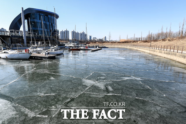 추운 날씨로 인해 선착장에 얼음이 얼어있다.