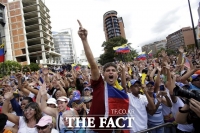  두 명의 대통령 '베네수엘라 사태'…강경 진압·국제 갈등 확산