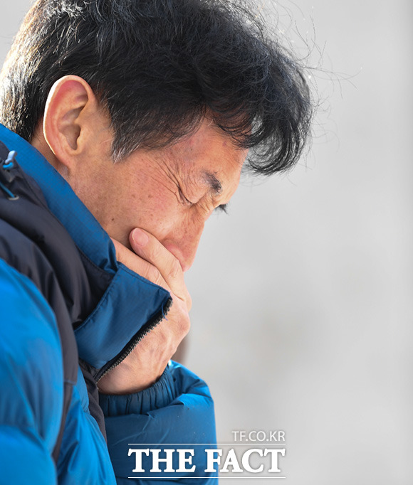 태안 화력발전소 피해자 고 김용균 씨의 49재 일인 27일 오후 서울 종로구 세종로 광화문광장에서 6차 범국민추모제가 열린 가운데 김용균 씨의 아버지가 추모식 도중 오열하고 있다. /임세준 기자