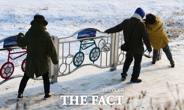 법원이 출근 중 빙판길에서 다친 근로자의 업무상 재해를 인정했다. 사진은 기사와 무관. /이새롬 기자