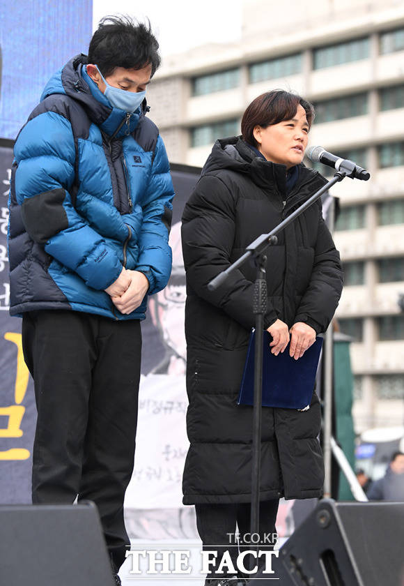 고 김용균 씨의 부모님들이 추모사를 하고 있다.
