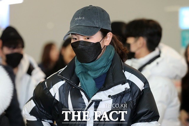 김정숙 여사는 26일 최근 성폭행을 고백한 쇼트트랙 국가대표 심석희 선수에게 격려 편지와 함께 초록색 목도리를 선물했다. 심 선수는 김 여사가 선물한 목도리를 하고 27일 국제빙상연맹(ISU) 쇼트트랙 월드컵 5차 대회에 참가하기 위해 인천국제공항에서 출국 수속을 기다리는 모습. /인천국제공항=뉴시스