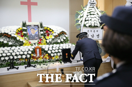 전북 익산에서 경찰관이 출동 중 사고로 목숨을 잃은 가운데 민갑룡 경찰청장이 빈소를 찾았다. 민 청장이 지난 26일 빈소를 찾아 헌화하는 모습. /전북지방경찰청 제공